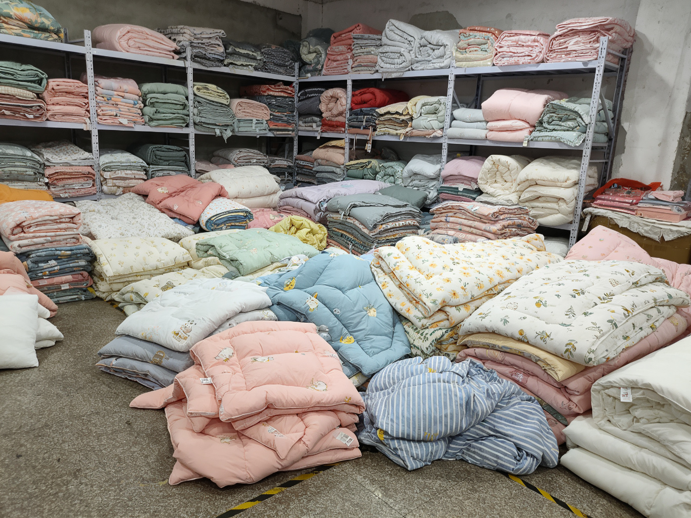 义乌收床上用品库存、尾货、积压，17064701111