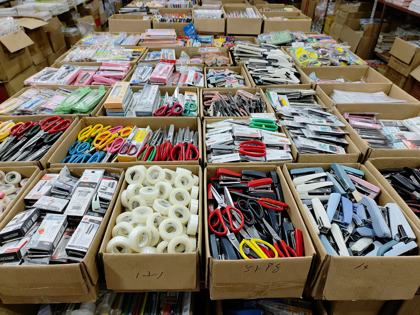 义乌收电商积压文具库存，上门看货当天结